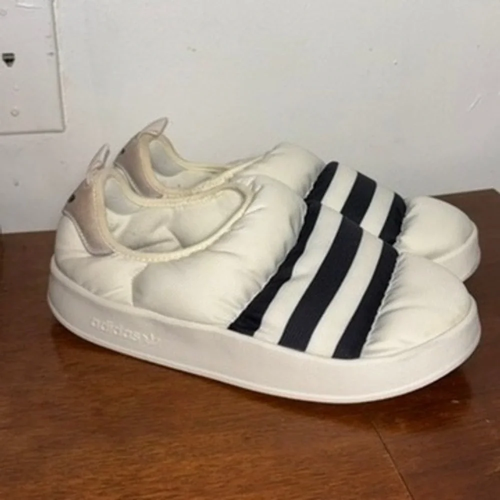 Adidas Puffylette Slippers Men Sz 10 White Black Stripes Primaloft Padded Mules
